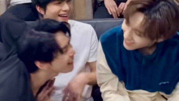 Sau khi NCT tái hợp, em trai Doyoung thực sự rất thích làm trò dễ thương với Winwin!