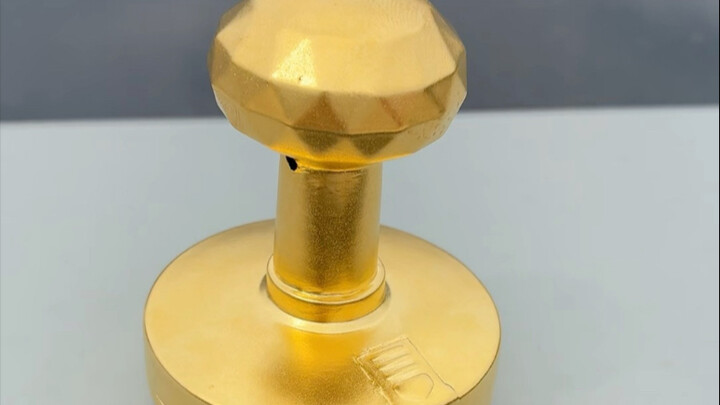 Chủ quán một mình cười trong bụi đỏ, chẳng ai hay đó là con dấu công văn đến.