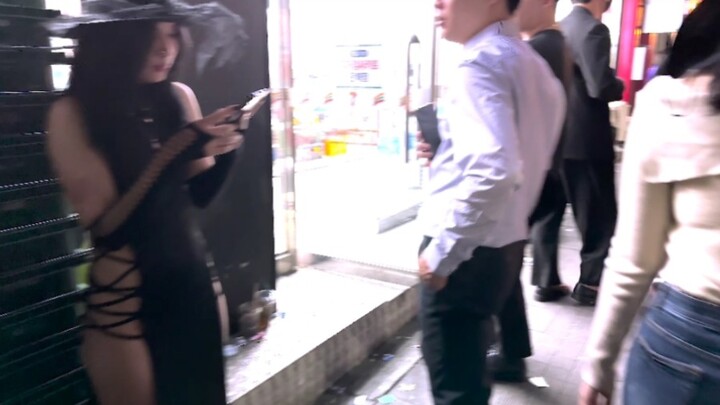 كم يحب الكوريون هالوين لدرجة أن الشوارع تمتلئ بفتيات يرتدين زيّ الكوسبلاي!