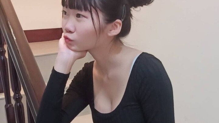 Gadis bermain musik di jalanan, belanja sayur di pasar, dan baru kali ini dipanggil “wanita cantik”