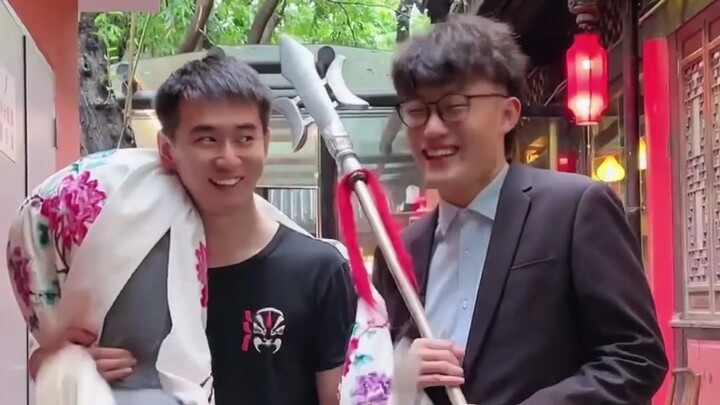 Vừa không phải phụ nữ lại cũng chẳng phải trẻ em, vậy thì sư muội của tôi rốt cuộc là cái gì đây...