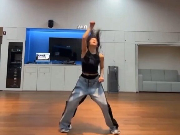 Jang Kyu-jin meng-cover MEOVV