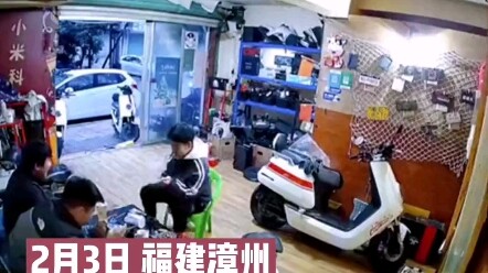 Chàng trai cầm điếu thuốc trên bàn lên hút, vừa châm lửa thì phát hiện đó là pháo, vội vàng quăng xu
