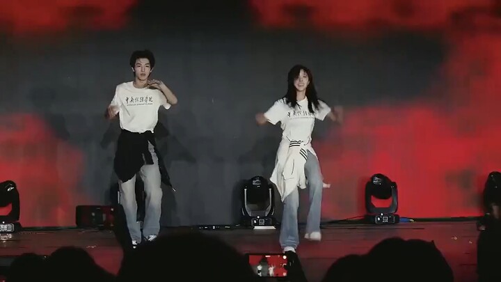 คืนงานต้อนรับนักศึกษาใหม่ของวิทยาลัยการแสดงจีนเร่าร้อนสุดๆ! สาวๆ เต้นเท่มาก ระดับที่พร้อมเดบิวต์ได้เ