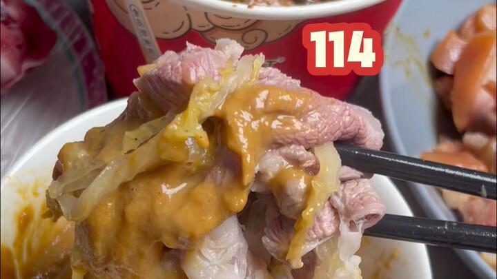 A middle-aged man quits his job and enjoys a sour cabbage hot pot on a cool day.