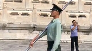من النظرة الأولى ومن خلال صوت الصوت ظننت أنه إنسان ولكن من يعلم أن خلفه...