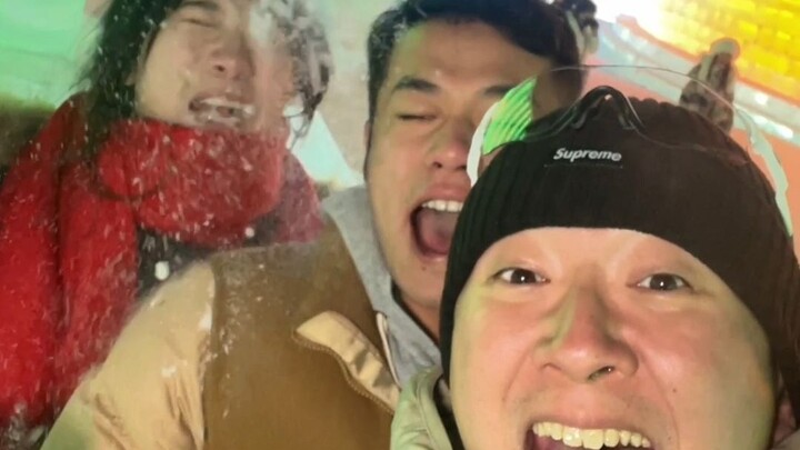 Các bạn mất bao lâu để xếp được cái cầu trượt khổng lồ này vậy?