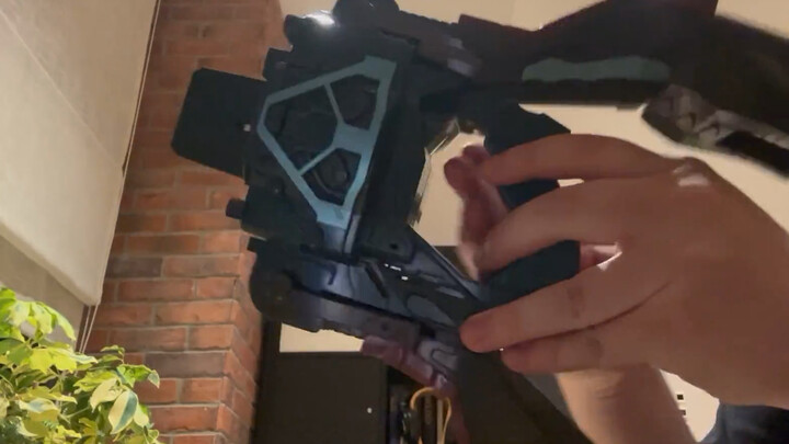 Đường xa về đến nhà, việc đầu tiên là chơi món đồ chơi Chocolate-kun bạn bè tặng — vừa ngốc nghếch l