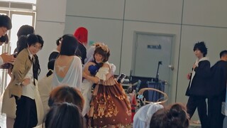 Cô giáo Qian Chen ôm chặt diễn viên cosplay Robin rồi nhảy cẫng lên tại Triển lãm truyện tranh ACG N