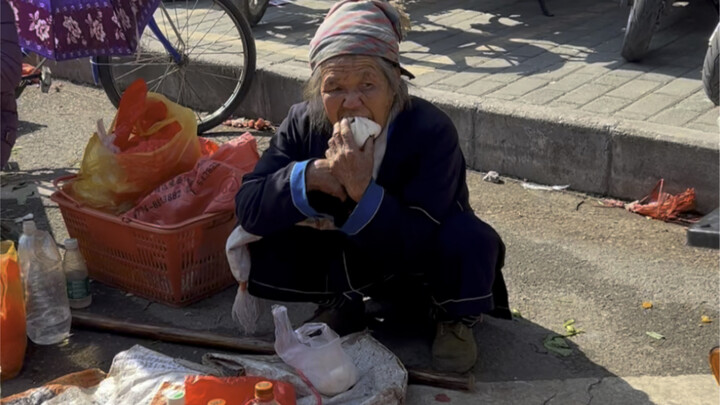 The elderly vendor sets up shop from morning till noon but doesn’t sell a single thing; to save mone