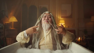 卫龙最新沙雕广告，我严重怀疑导演的精神状态....