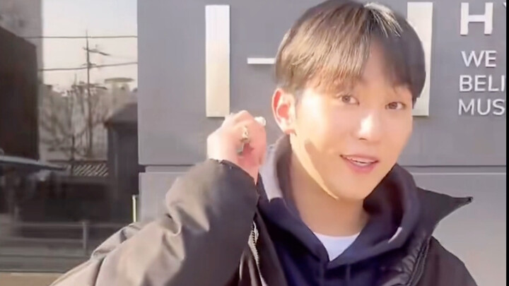 TMI about doing a Hybe Boy dance stunt at the company entrance / aka awkward moments for husband Seo