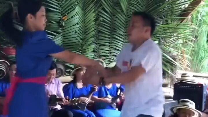 Pertunjukan tari bambu yang sangat mengagumkan! Kamu kira dia melakukan kesalahan, ternyata dia just