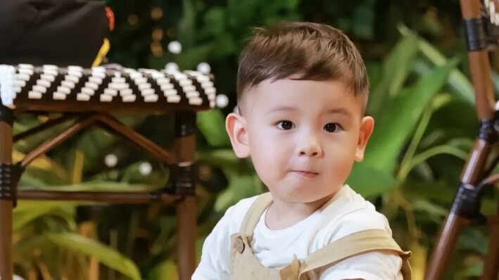 Mo Xi (sebenarnya versi nyata Crayon Shin-chan) bayi telanjang