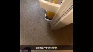 bro think he da thinker😭