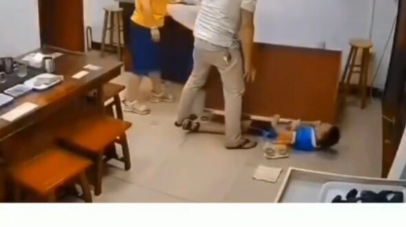 เด็กดื้อทำเคาน์เตอร์ล้ม กำไลข้อมือมูลค่าหลายแสนชิ้นแตกกระจายเกลื่อนพื้น!