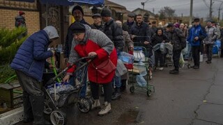 La vita riprende a Kherson, ma la città è piena di mine