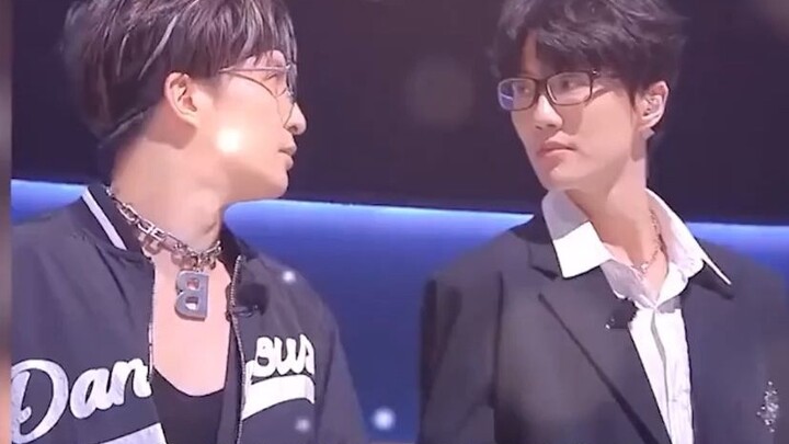 ทำไมเจ้าผีเสื้อทะเลถึงต้องมาเจอสองคนสิ้นเปลืองแบบนี้นะ หนึ่งคนร้องเพลงไม่คิดเงิน อีกคนสิบปีไม่เคยจัด
