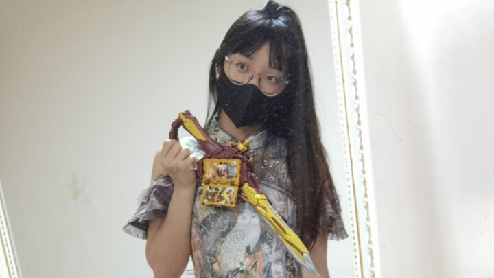 Nữ sinh trung học cơ sở xinh đẹp 14 tuổi mở hộp Lang Nham Sword