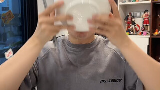 My husband drinks chicken soup, and I eat instant noodles.