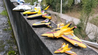 It’s fun to pose for a photo with Ultraman’s aircraft equipment collection