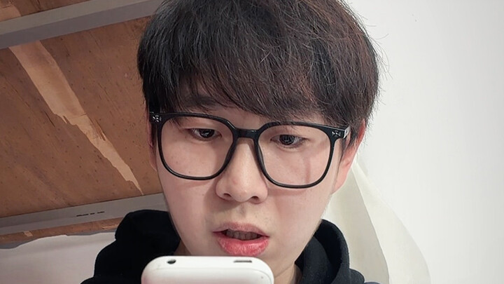 An old phone suddenly appeared in the dorm?