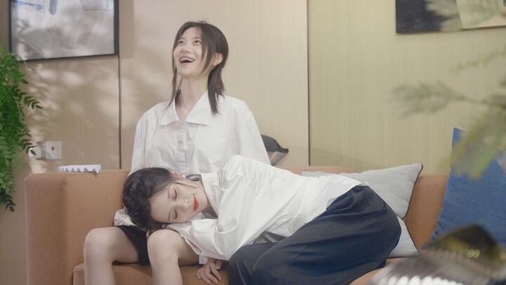 ไอดอลนอนอยู่บนตักฉัน รอยยิ้มอยู่บนริมฝีปากฉัน 【คู่มือฝึกงานผู้ช่วยดารา】