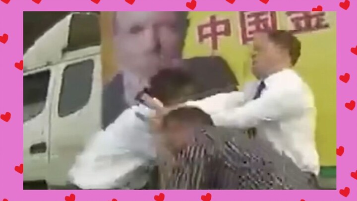 أصحاب الهاركي يتشاجرون بعنف من أجل انتزاع الطفل السمين