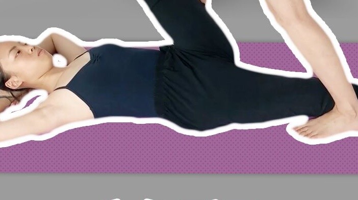 How to help others lie on the ground and press their front legs? [Mona] Improve the splits/kick and 