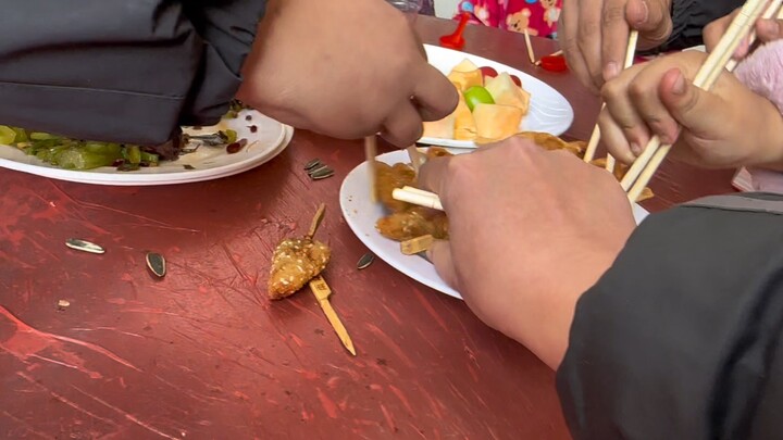 Saat kita pergi ke suatu meja, memilih tempat duduk yang baik sangatlah penting.