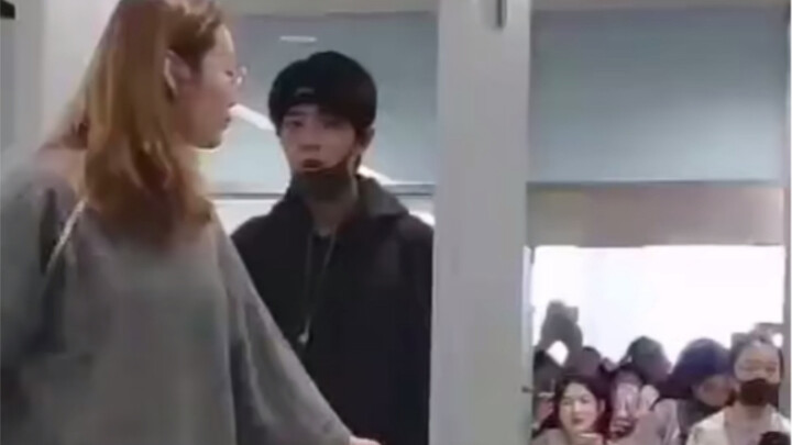 Hmph, I can't be the only one feeling jealous—let's all feel jealous together. "Xiao Zhan Goes Throu