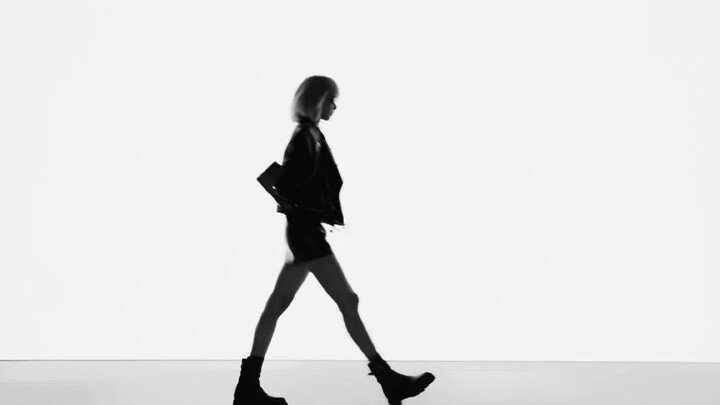 【LISA】While Others Are Still Watching the Show, Lisa Has Already Strutted Down the Celine Runway for