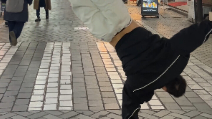 Điệu nhảy hip-hop lộn nhào thể hiện kỹ năng độc đáo trên phố