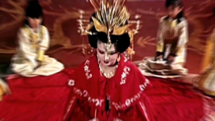 This is the textbook of ancient costume drama. The manners, posture, makeup, costumes and props are 