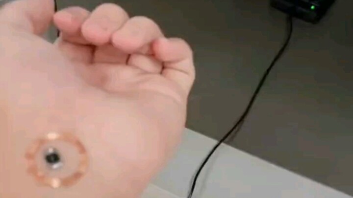 把饭卡植入手臂 赛博朋克的义体改造成功了