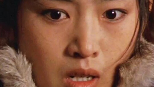 Songlian berganti dengan seragam sekolah yang dikenakannya saat datang ke sini. Menurutmu, apakah di