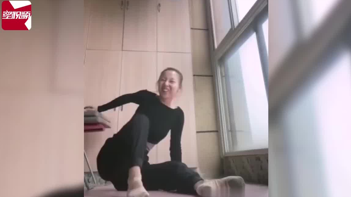 Let’s take a look at the moment when the dance student overturned during the online class: he fell t