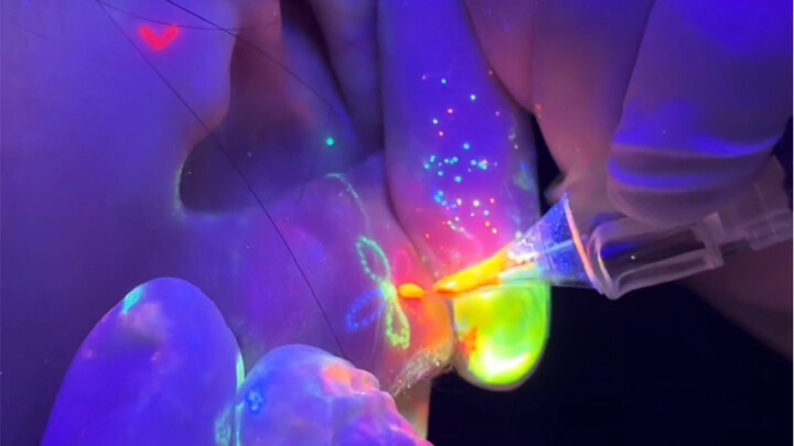 وشم الحبر بالأشعة فوق البنفسجية خيالي جدًا!