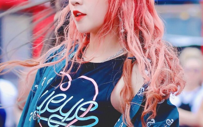 [Archaeology Song Yuqi] 2019 New York flash mob live recording—Song Yuqi is absolutely amazing!