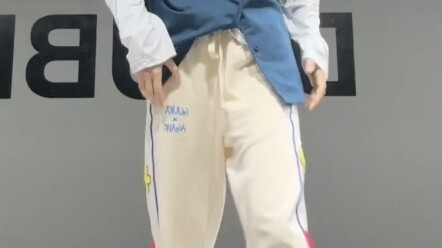 Team H's Yuan Yiqi and Li Jiayin both danced the same routine—truly handsome and stylish, with long,