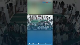 Kelakuan Random Bocil Malah Freestyle saat Berjamaah, Sampai Kena Kepala Pria yang Lagi Sujud