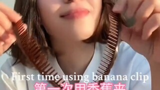 Perbedaan antara membiarkan rambut tergerai dan mengikatnya (versi jepit pisang)