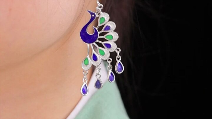 Perhiasan-perhiasan ini hanya untuk orang Tiongkok seperti kita—kamu mungkin belum pernah memakainya