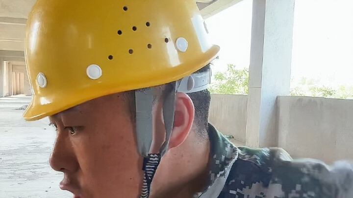 ردود أفعال مختلفة حسب مستوى الذكاء العاطفي عندما ترى عامل الوجبات يُضرب من قبل العمال