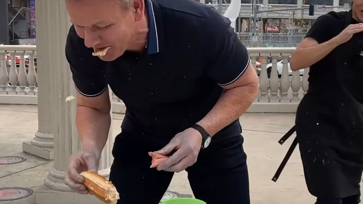 Gordon Ramsay mencoba menyelesaikan hot dog secepat mungkin #TimTerjemahanYYY#