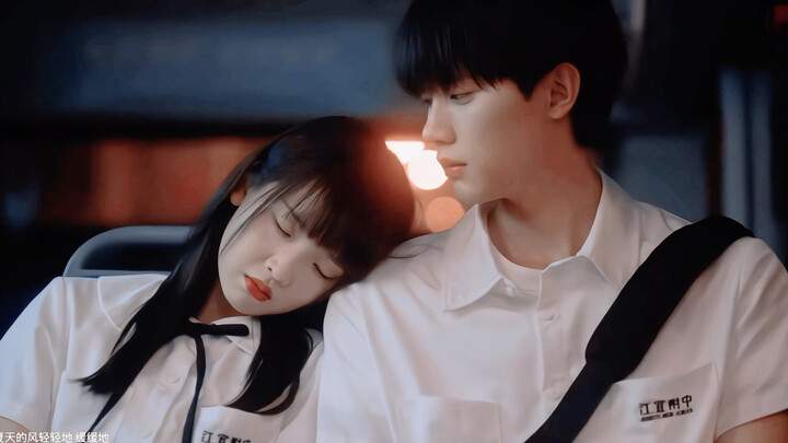 Bukankah naik bus bersama orang yang kita suka juga merupakan bentuk romansa?