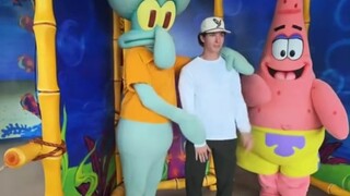 Nhiều cư dân mạng đã chia sẻ những bức ảnh chụp cảnh chạm trán "Squidward" trong công viên giải trí.