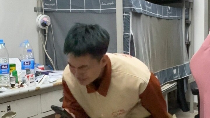 Saat aku pulang ke asrama setelah seharian lelah (Empat Penjahat Terkenal)