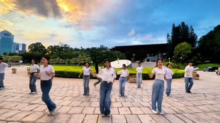 Sinh viên Đại học Thâm Quyến tái hiện vũ đạo Latin của ban giám khảo!
