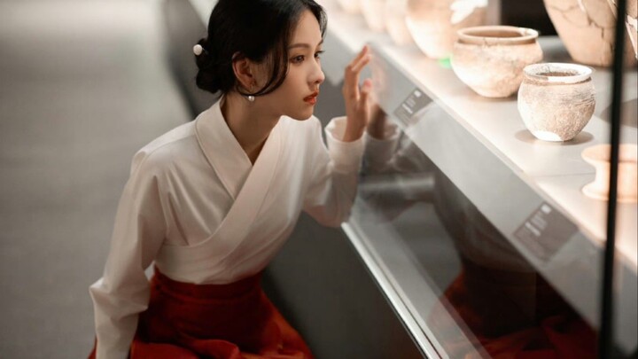 She’s unveiled a new makeup look—wearing a ma mian skirt, she’s the epitome of Chinese beauty.